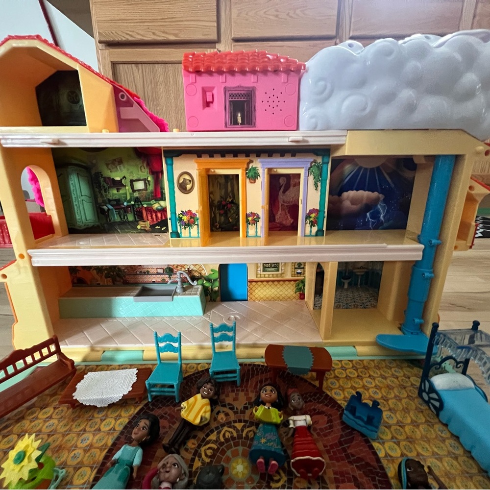 Disney Encanto Playset w/ Figures & Furniture - Picture 4 of 5